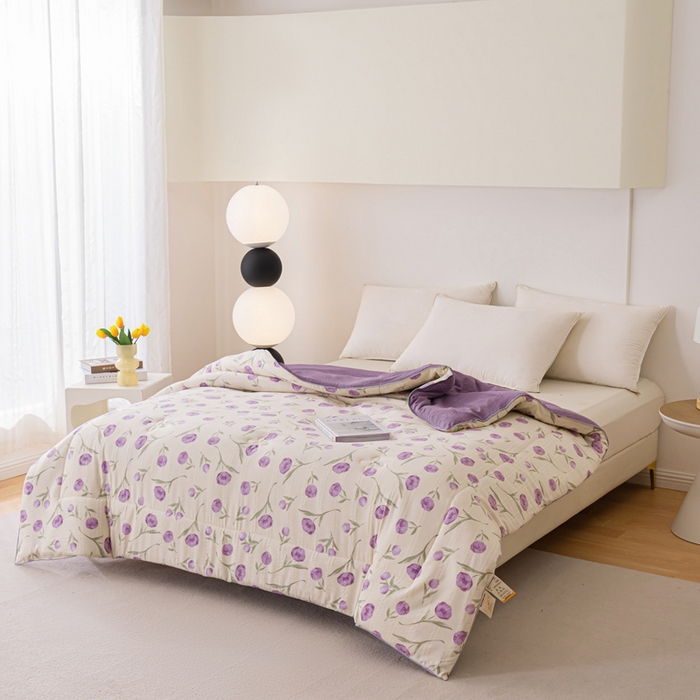 91家纺网 家纺一手货源 找家纺 爱宝被业 2024新款提花云纱棉印花被 紫罗兰