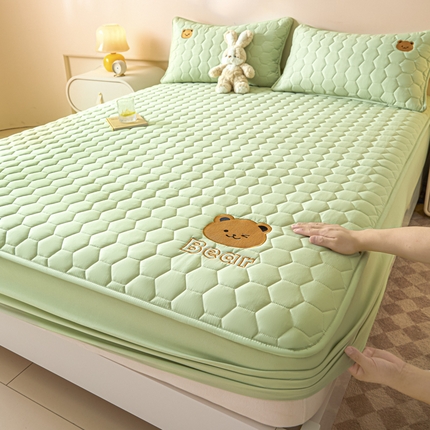 91家纺网 家纺一手货源 找家纺 九亭家纺 2024新款A类大豆刺绣夹棉床笠 可爱熊-抹茶绿