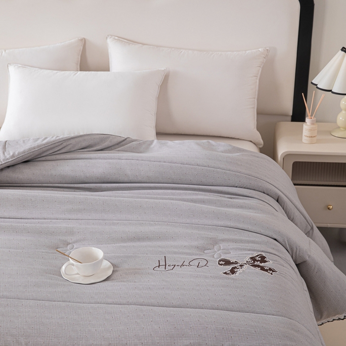 91家纺网 家纺一手货源 找家纺 爱宝被业 2024新款糯糯棉绣花纤维被 绅士灰