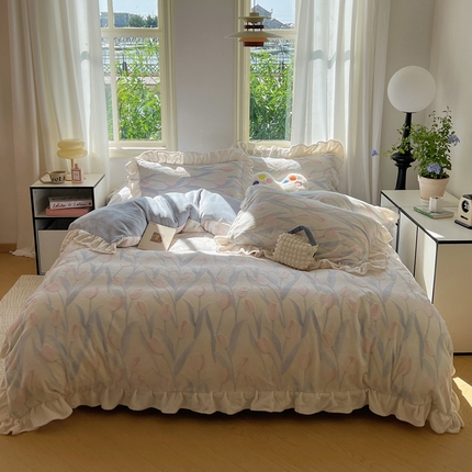 91家纺网 家纺一手货源 找家纺 （总）桃子家居 2024新款A类高克重230克3D立体雕花烂花提花着色郁金香少女花边款简单款牛奶绒四件套