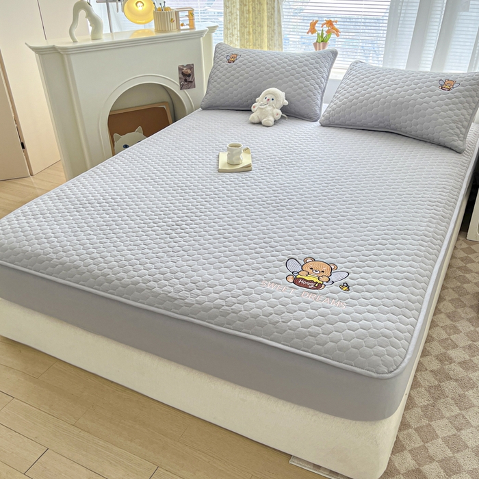 91家纺网 家纺一手货源 找家纺 九亭家纺 2024新款A类大豆刺绣夹棉床笠 蜜罐熊-浅灰