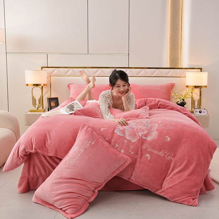 91家纺网 家纺一手货源 找家纺 绒小宣 2025新款高克重牛奶绒刺绣四件套 花开富贵-芍药粉