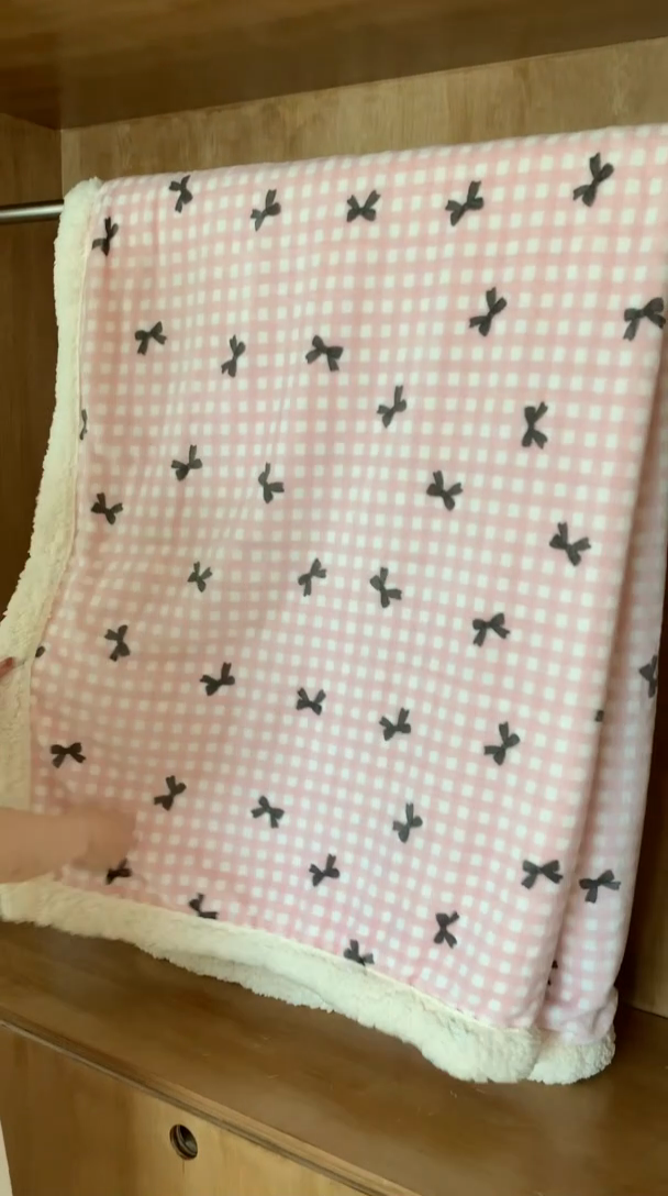 91家纺网 家纺一手货源 找家纺 桃喜 2024新款亲肤舒适牛奶绒羊羔绒毛毯 粉格子蝴蝶结