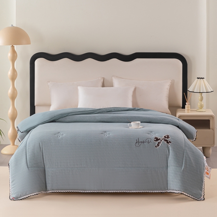 91家纺网 家纺一手货源 找家纺 爱宝被业 2024新款糯糯棉绣花纤维被 浅灰蓝