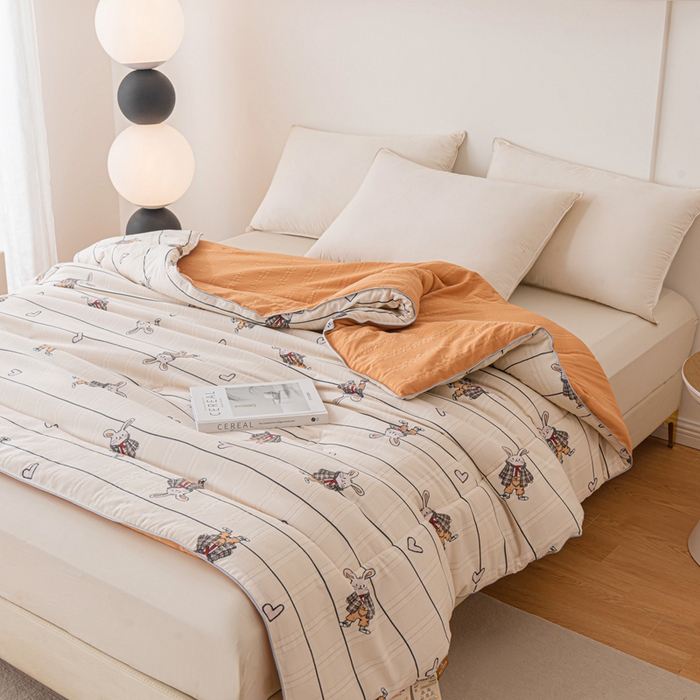 91家纺网 家纺一手货源 找家纺 爱宝被业 2024新款提花云纱棉印花被 时尚兔