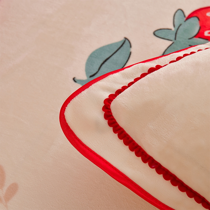 91家纺网 家纺一手货源 找家纺 爱洛家纺 2024新款高克重牛奶绒印花四件套 草莓物语