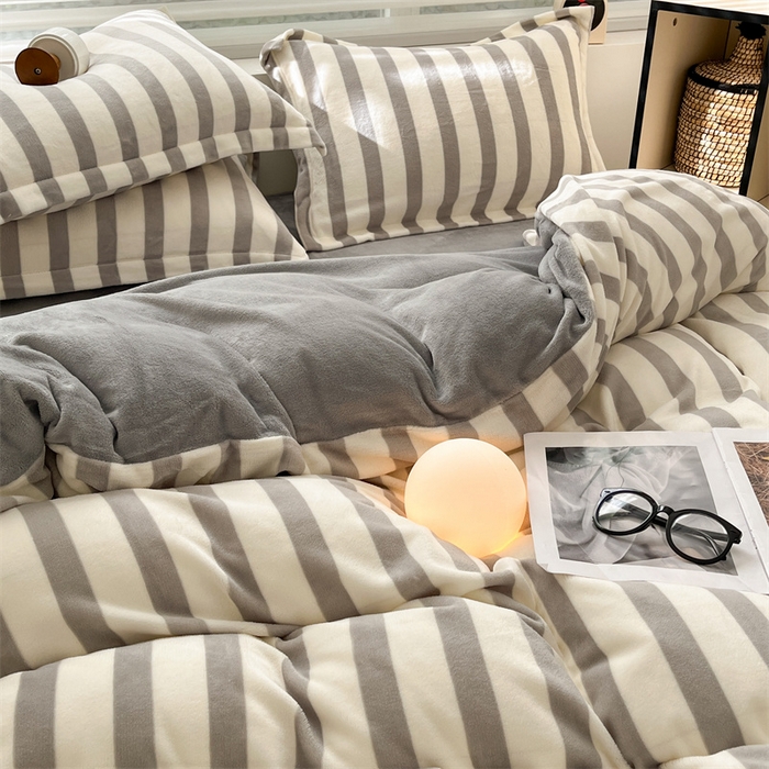 91家纺网 家纺一手货源 找家纺 启程家纺 2024新款无印风A类牛奶绒四件套 条纹-浅灰