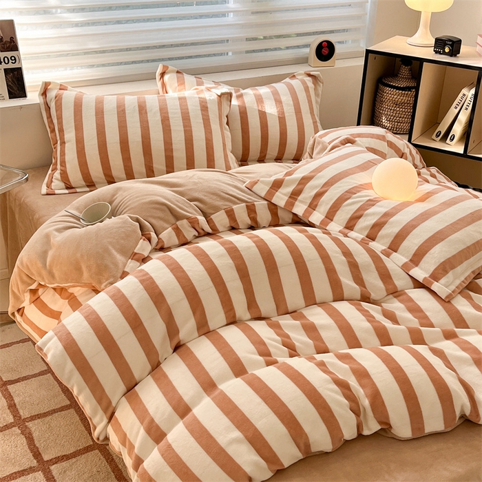 91家纺网 家纺一手货源 找家纺 启程家纺 2024新款无印风A类牛奶绒四件套 条纹-米驼