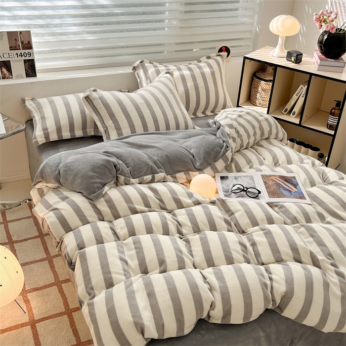 91家纺网 家纺一手货源 找家纺 启程家纺 2024新款无印风A类牛奶绒四件套 条纹-浅灰