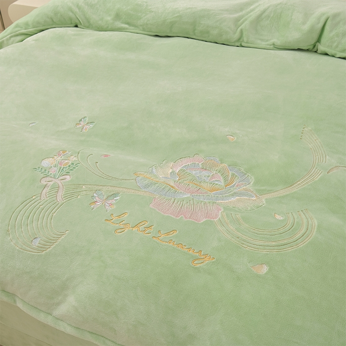 91家纺网 家纺一手货源 找家纺 绒小宣 2025新款高克重牛奶绒刺绣四件套 蝶恋花-木果绿