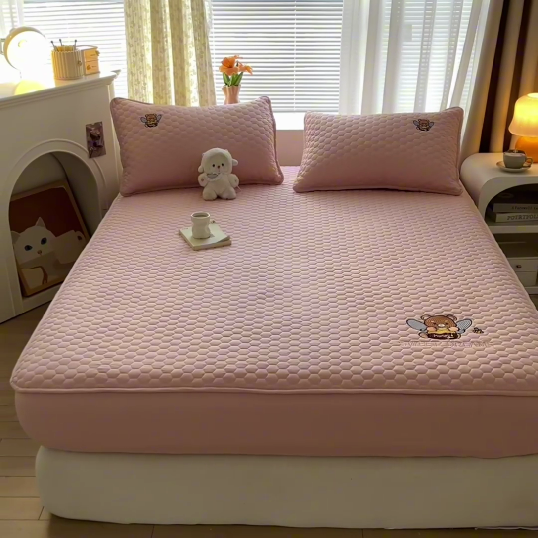 91家纺网 家纺一手货源 找家纺 九亭家纺 2024新款A类大豆刺绣夹棉床笠 蜜罐熊-莱茵粉