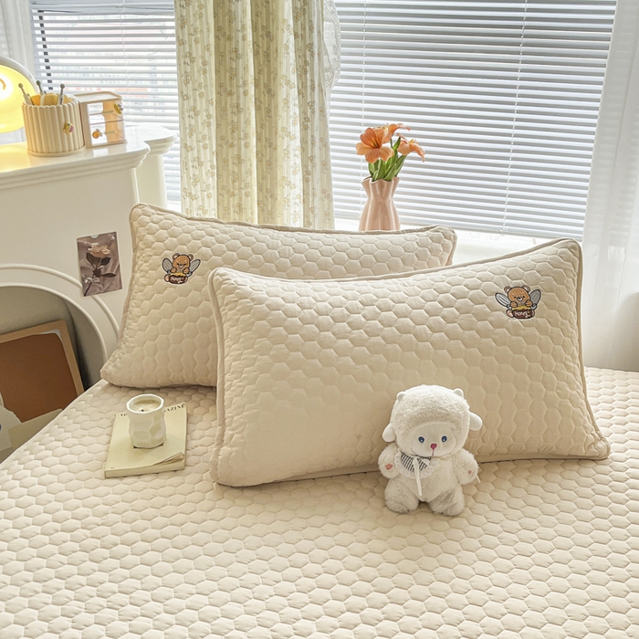 91家纺网 家纺一手货源 找家纺 九亭家纺 2024新款A类大豆刺绣夹棉床笠 蜜罐熊-奶油咖