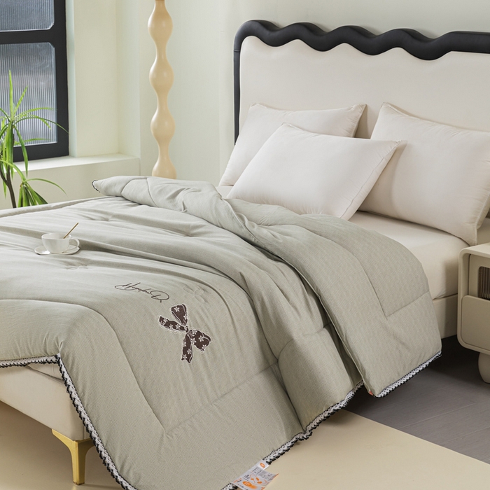 91家纺网 家纺一手货源 找家纺 爱宝被业 2024新款糯糯棉绣花纤维被 豆蔻绿