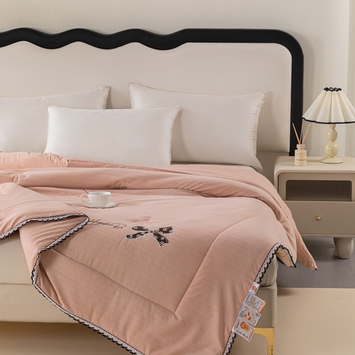 91家纺网 家纺一手货源 找家纺 爱宝被业 2024新款糯糯棉绣花纤维被 肉桂粉