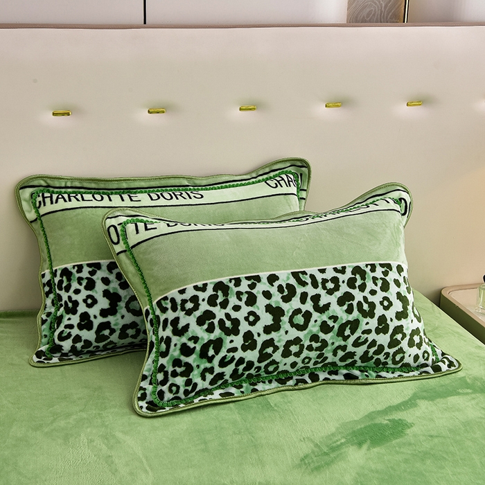 91家纺网 家纺一手货源 找家纺 德比尔斯 2025新款牛奶绒床裙四件套8-9斤法莱绒直播爆款日产2万套豹纹-绿