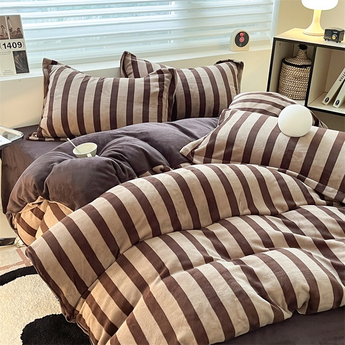 91家纺网 家纺一手货源 找家纺 启程家纺 2024新款无印风A类牛奶绒四件套 条纹-咖