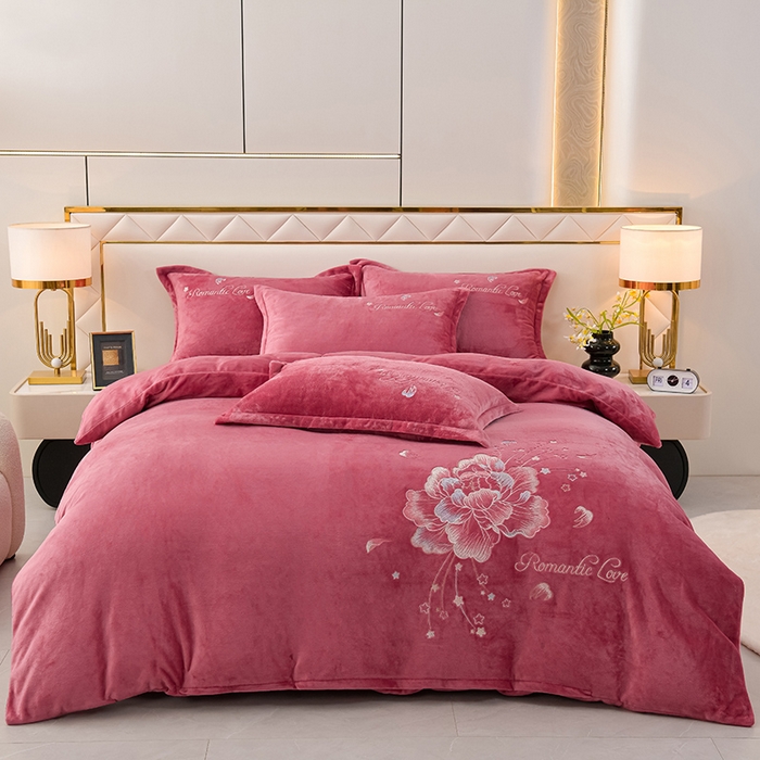 91家纺网 家纺一手货源 找家纺 绒小宣 2025新款高克重牛奶绒刺绣四件套 花开富贵-豆沙色