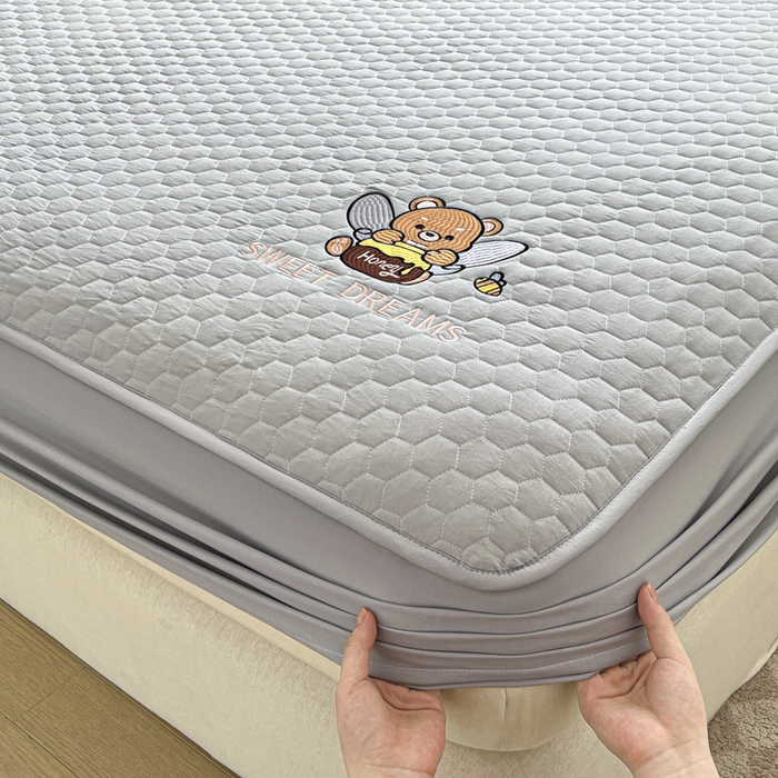 91家纺网 家纺一手货源 找家纺 九亭家纺 2024新款A类大豆刺绣夹棉床笠 蜜罐熊-浅灰