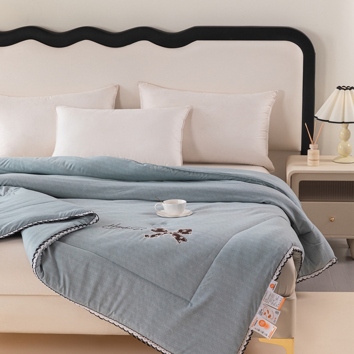 91家纺网 家纺一手货源 找家纺 爱宝被业 2024新款糯糯棉绣花纤维被 浅灰蓝