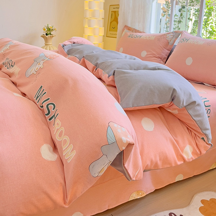 91家纺网 家纺一手货源 找家纺 2024新款全棉印花磨毛系列四件套 雨季蘑菇