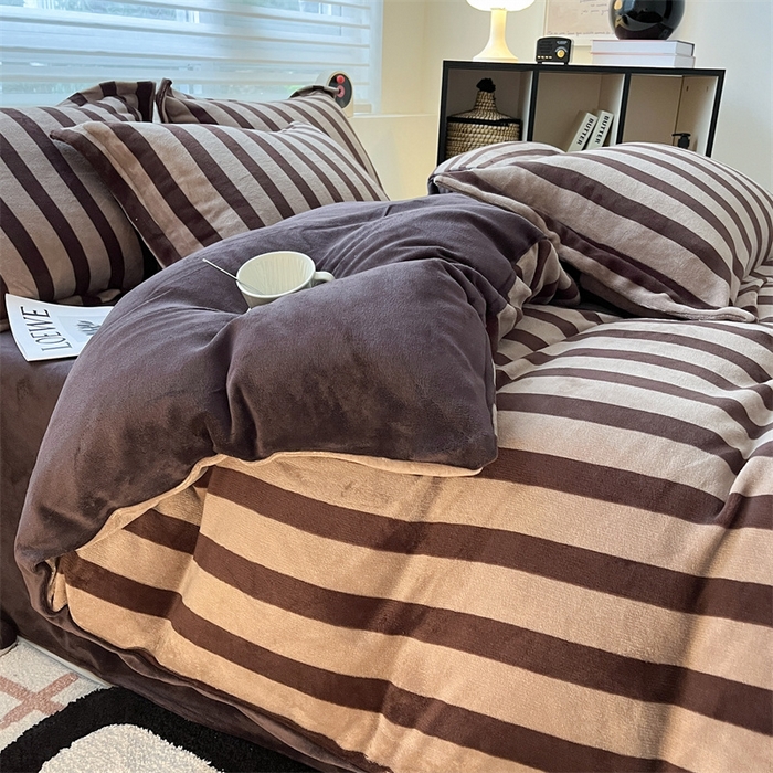 91家纺网 家纺一手货源 找家纺 启程家纺 2024新款无印风A类牛奶绒四件套 条纹-咖