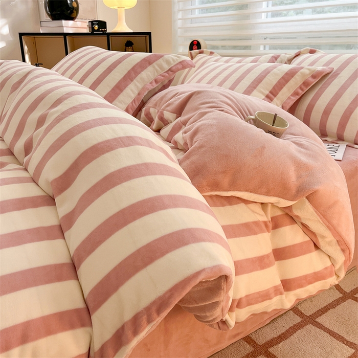 91家纺网 家纺一手货源 找家纺 启程家纺 2024新款无印风A类牛奶绒四件套 条纹-奶油粉