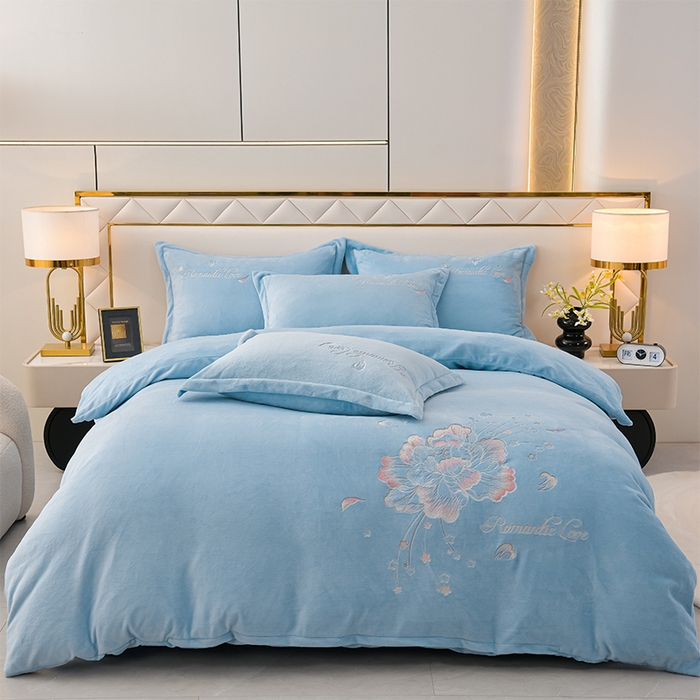 91家纺网 家纺一手货源 找家纺 绒小宣 2025新款高克重牛奶绒刺绣四件套 花开富贵-天空兰