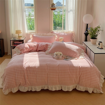 91家纺网 家纺一手货源 找家纺 桃子家居 2024新款A类高克重230克3D立体雕花烂花提花千鸟格少女花边款简单款牛奶绒四件套 绒花边烂花-千鸟格奶油粉