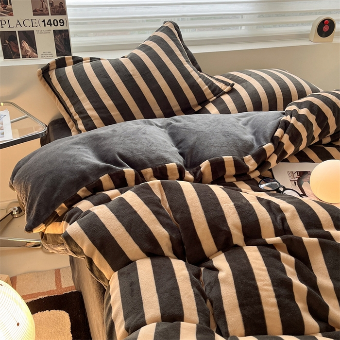 91家纺网 家纺一手货源 找家纺 启程家纺 2024新款无印风A类牛奶绒四件套 条纹-棕灰