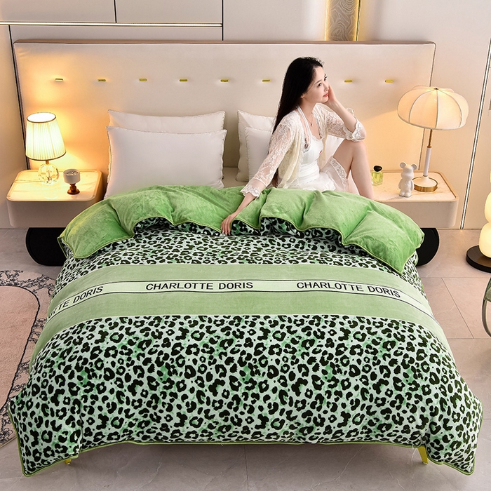 91家纺网 家纺一手货源 找家纺 德比尔斯 2025新款牛奶绒床裙四件套8-9斤法莱绒直播爆款日产2万套豹纹-绿