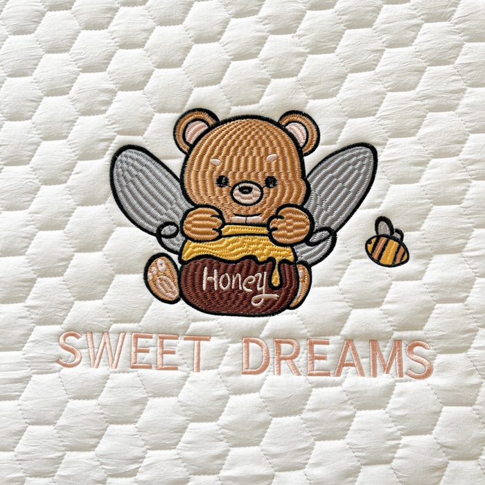 91家纺网 家纺一手货源 找家纺 九亭家纺 2024新款A类大豆刺绣夹棉床笠 蜜罐熊-奶白