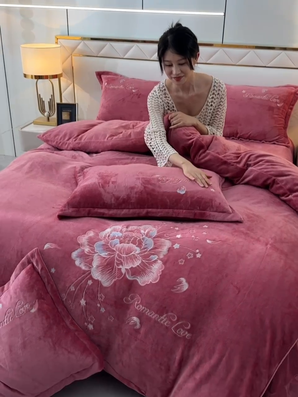 91家纺网 家纺一手货源 找家纺 绒小宣 2025新款高克重牛奶绒刺绣四件套 花开富贵-豆沙色