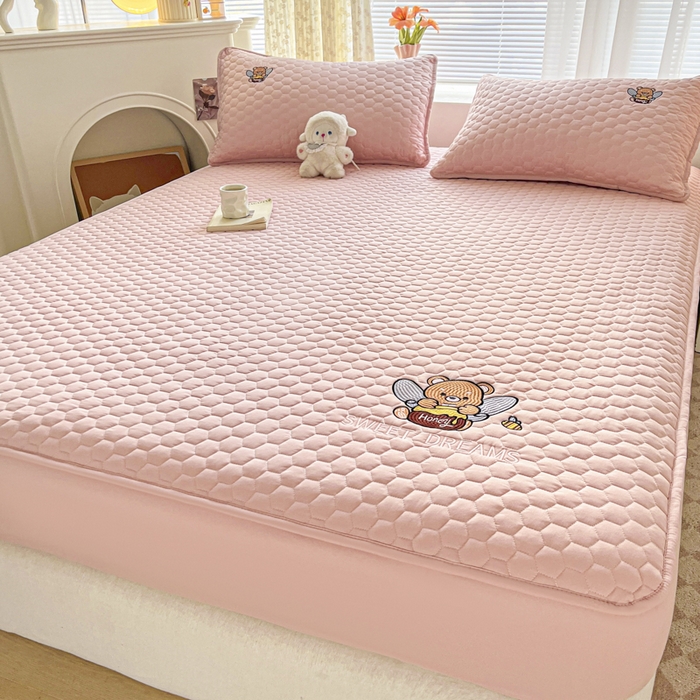 91家纺网 家纺一手货源 找家纺 九亭家纺 2024新款A类大豆刺绣夹棉床笠 蜜罐熊-莱茵粉