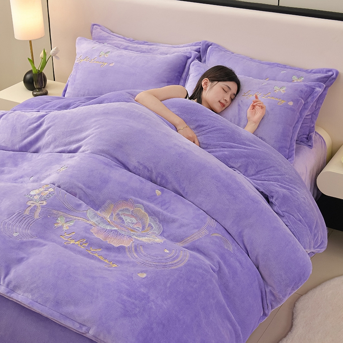 91家纺网 家纺一手货源 找家纺 绒小宣 2025新款高克重牛奶绒刺绣四件套 蝶恋花-浅夏紫