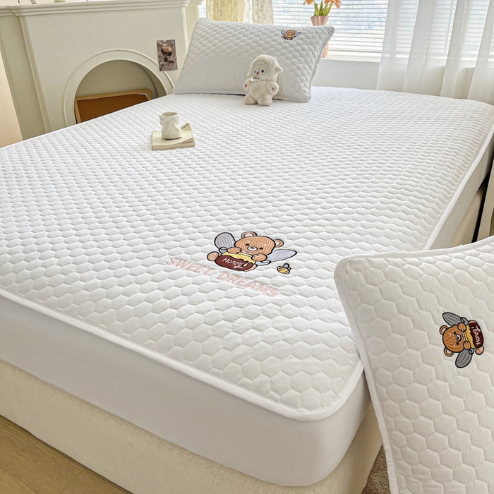 91家纺网 家纺一手货源 找家纺 九亭家纺 2024新款A类大豆刺绣夹棉床笠 蜜罐熊-奶白