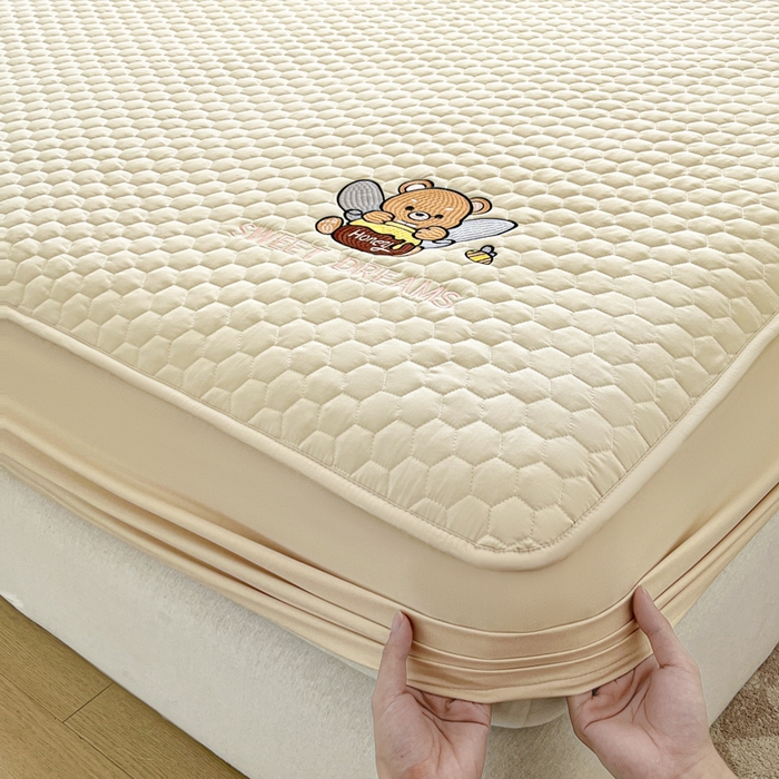 91家纺网 家纺一手货源 找家纺 九亭家纺 2024新款A类大豆刺绣夹棉床笠 蜜罐熊-奶油咖