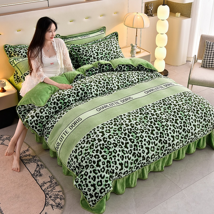 91家纺网 家纺一手货源 找家纺 德比尔斯 2025新款牛奶绒床裙四件套8-9斤法莱绒直播爆款日产2万套豹纹-绿