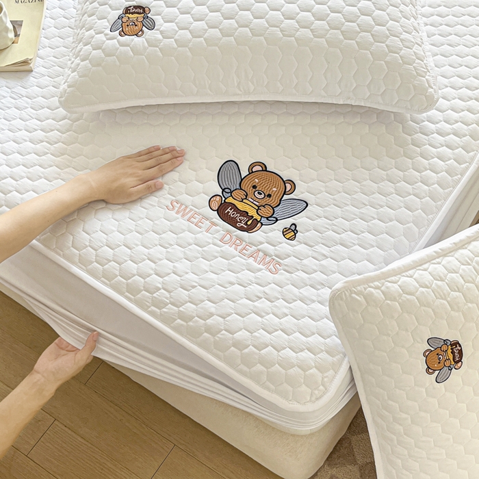 91家纺网 家纺一手货源 找家纺 九亭家纺 2024新款A类大豆刺绣夹棉床笠 蜜罐熊-奶白