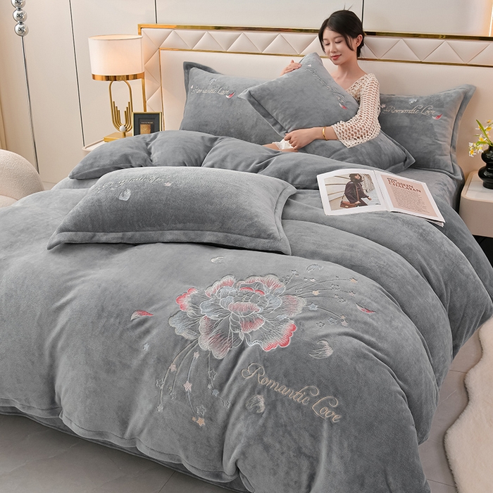 91家纺网 家纺一手货源 找家纺 绒小宣 2025新款高克重牛奶绒刺绣四件套 花开富贵-帝都灰