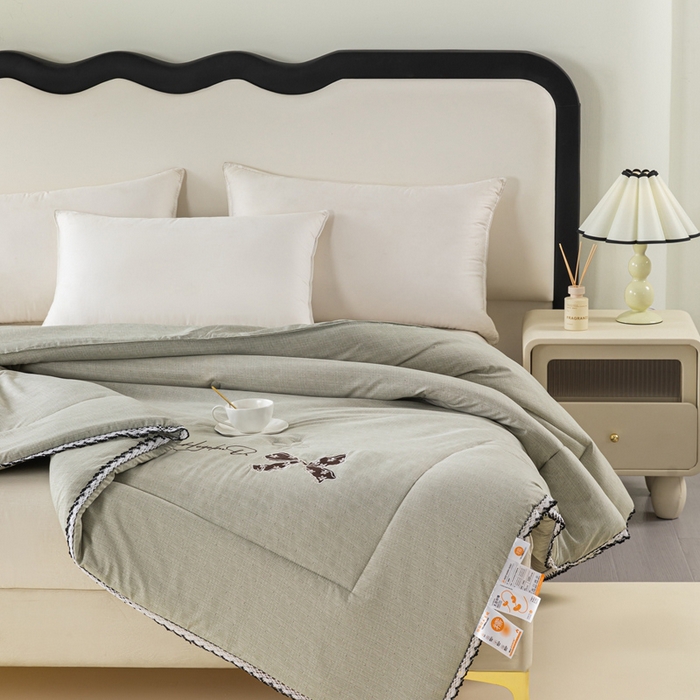 91家纺网 家纺一手货源 找家纺 爱宝被业 2024新款糯糯棉绣花纤维被 豆蔻绿