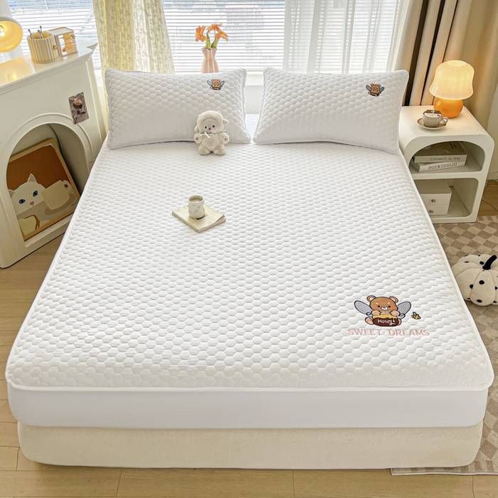 91家纺网 家纺一手货源 找家纺 九亭家纺 2024新款A类大豆刺绣夹棉床笠 蜜罐熊-奶白