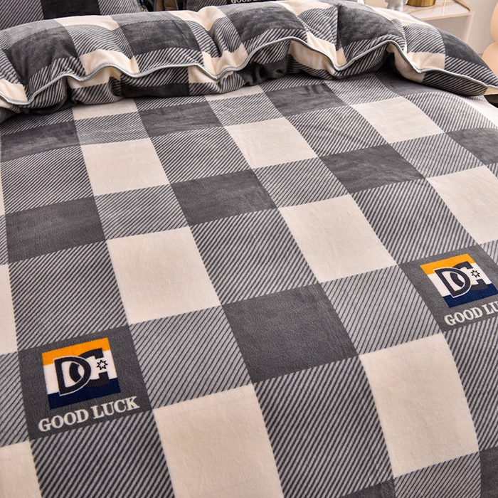 91家纺网 家纺一手货源 找家纺 德比尔斯 2025新款牛奶绒床裙四件套8-9斤法莱绒直播爆款日产2万套灰大格