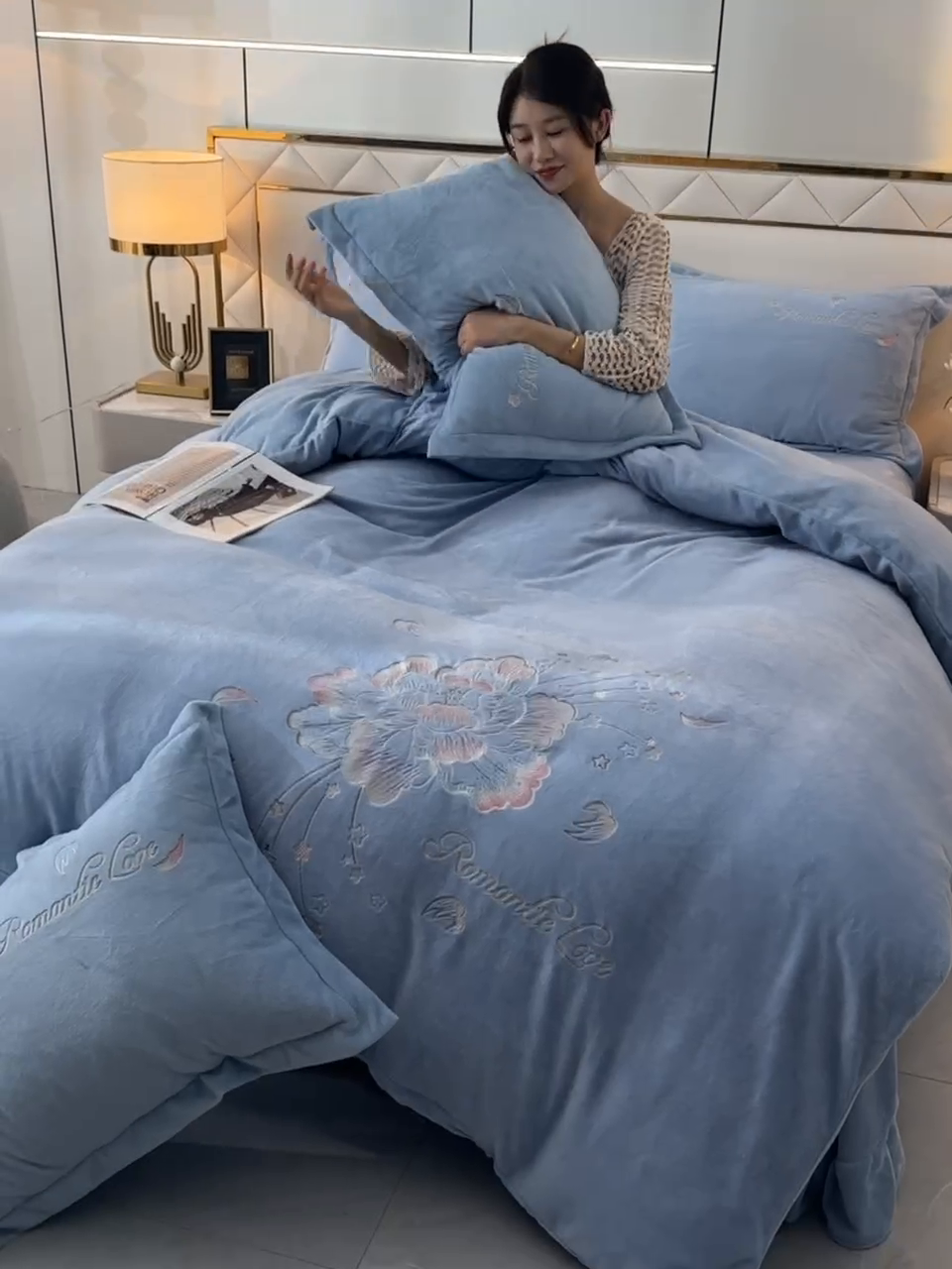 91家纺网 家纺一手货源 找家纺 绒小宣 2025新款高克重牛奶绒刺绣四件套 花开富贵-天空兰