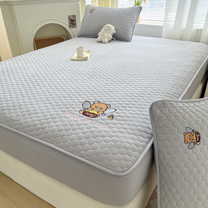 91家纺网 家纺一手货源 找家纺 九亭家纺 2024新款A类大豆刺绣夹棉床笠 蜜罐熊-浅灰