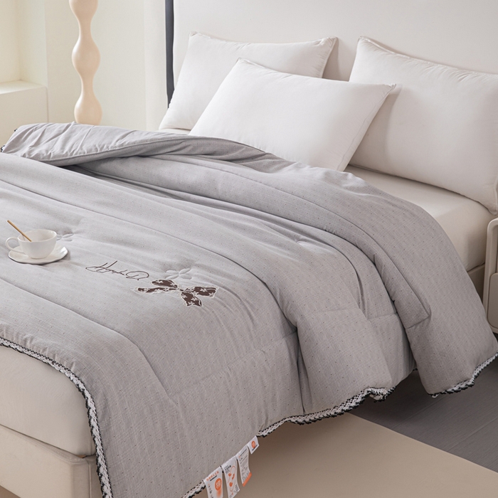 91家纺网 家纺一手货源 找家纺 爱宝被业 2024新款糯糯棉绣花纤维被 绅士灰