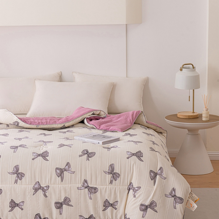 91家纺网 家纺一手货源 找家纺 爱宝被业 2024新款提花云纱棉印花被 蝴蝶结
