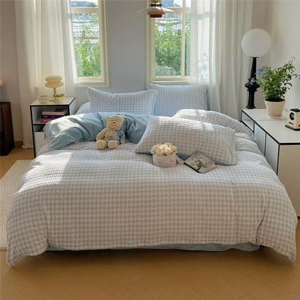 91家纺网 家纺一手货源 找家纺 桃子家居 2024新款A类高克重230克3D立体雕花烂花提花千鸟格少女花边款简单款牛奶绒四件套 绒烂花-蓝千鸟格