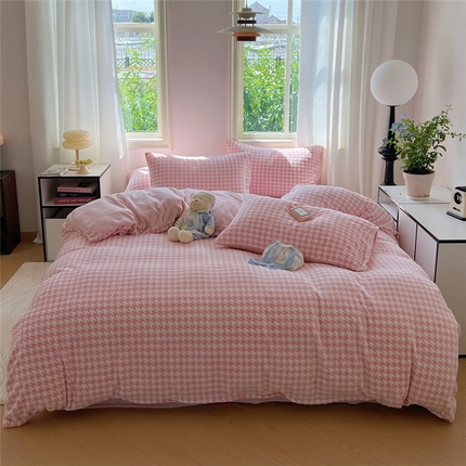 91家纺网 家纺一手货源 找家纺 桃子家居 2024新款A类高克重230克3D立体雕花烂花提花千鸟格少女花边款简单款牛奶绒四件套 绒烂花-粉千鸟格