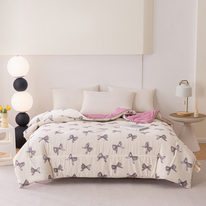 91家纺网 家纺一手货源 找家纺 爱宝被业 2024新款提花云纱棉印花被 蝴蝶结