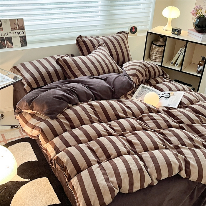 91家纺网 家纺一手货源 找家纺 启程家纺 2024新款无印风A类牛奶绒四件套 条纹-咖